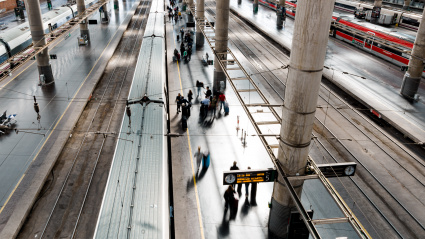 Viajeros en la Estación de Madrid - Puerta de Atocha - Almudena Grandes