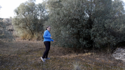 Concepció Morera passeja pels olivers de la finca que té abandonada a Artesa de Lleida