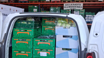 Una furgoneta cargada de alimentos