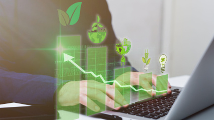 Un hombre llevando la contabilidad en un ordenador