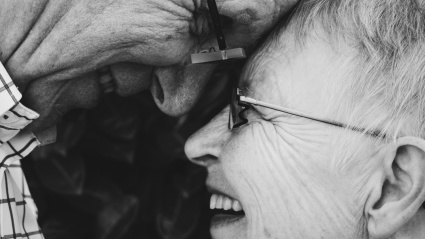 la alimentación es uno de los pilares fundamentales. Recomienda seguir una dieta mediterránea, rica en frutas, verduras, legumbres y grasas saludables