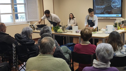 Los mayores reciben consejos de cocineros y nutricionistas para mejorar su alimentación con recetas sencillas y asequibles