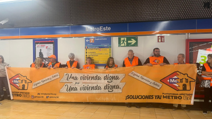 Afectados de la plataforma se concentran antes del anuncio de apertura de la línea