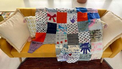 Colcha tejida por el CRA "Los Llanos" de Segovia con motivo del 25N