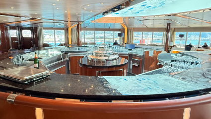 El Seabourn Encore, un crucero de lujo con billetes de hasta 24.000 euros, atraca por primera vez en Motril