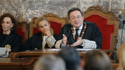 El fiscal general del Estado, Álvaro García Ortiz (d) interviene en la toma de posesión de la fiscal superior de Galicia, Carmen Eiró (i), este lunes en el Tribunal Superior de Justicia de Galicia, en A Coruña. EFE/ Cabalar