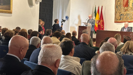 Narciso Cordero, ex-empleado homenajeado representando a sus compañeros