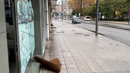 Los negocios de Las Meanas sacaron los felpudos a la calle durante la mañana para secar los estragos de la noche