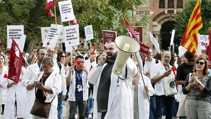 Médicos catalanes protestan frente a la Consejería de Salud de la Generalitat