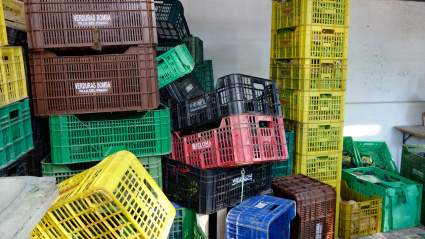 Caja de plástico, mercado de agricultores de Madrid, España, productos