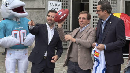 El alcalde de Madrid, José Luis Martínez-Almeida visita la exposición de cascos conmemorativos este viernes en Madrid con motivo de la celebración por primera vez en España de un encuentro oficial de la temporada regular de la National Football League (NFL) entre los Miami Dolphins y los Washington Commanders, que se disputará el próximo 16 de noviembre en el estadio Santiago Bernabéu