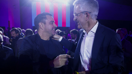 El empresario Víctor Font (d) saluda al ex entrenador del FC Barcelona Xavi Hernández (i) durante la presentación de 'El Barça que volem'