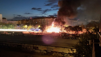 Diez dotaciones de los Bombers de Barcelona se han desplazado hasta el lugar de los hechos