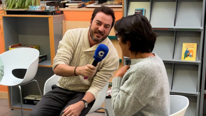 Jorge Bustos habla con Pilar. Vive en el centro de acogida San Isidro (Madrid)