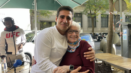 Alberto Herrera con Tomasa, mujer de 70 años que comparte piso con tres personas más jóvenes