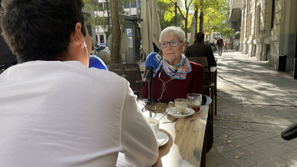 Alberto Herrera con Tomasa, mujer de 70 años que comparte piso con tres personas más jóvenes
