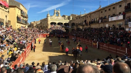 Paseíllo en la plaza de toros de Ciudad Rodrigo