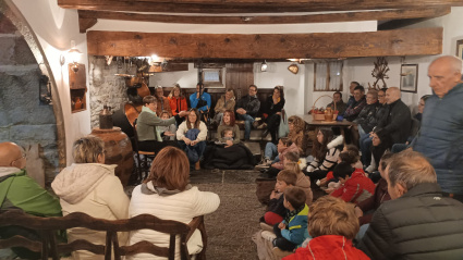 Sandra Araguás narrando un cuento en en pueblo de Lárrede