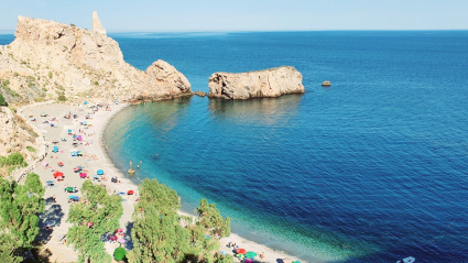 La Costa Tropical renueva su imagen para atraer al turismo con una guía más moderna y visual