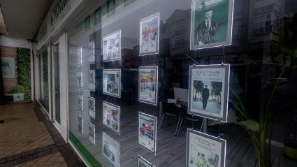 Carteles de compraventa en una inmobiliaria