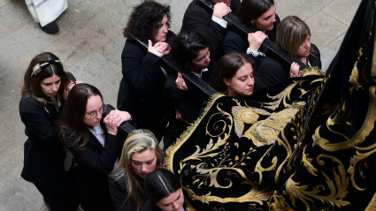 Detalle del manto de la Virgen de Dolores