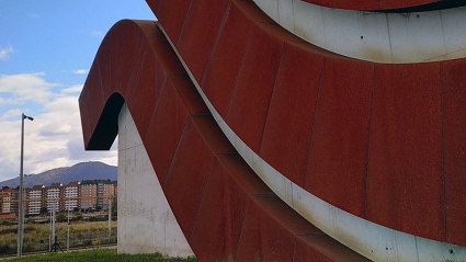 Una imagen de la sede de la ESAPA en el PEPA, con la ciudad de fondo