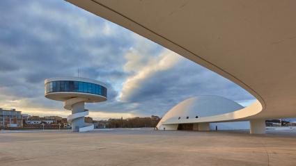 La plaza del Centro Niemeyer, desde la que se accedería a esa nueva pasarela