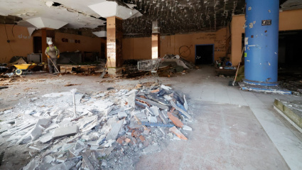 Trabajos de demolición en el interior de la nave de Flex, en La Calzada (Gijón)