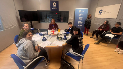 Alumnos del IES Leopoldo Alas Clarín participando en Herrera en COPE Oviedo