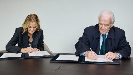 Flora Pérez Marcote, y el presidente de Aspronaga, Nicanor Álvarez Álvarez, firman el acuerdo para ampliar la residencia Ricardo Baró