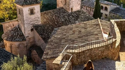 Una joven, callejeando por esta villa medieval