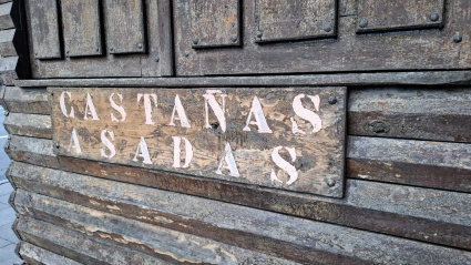 Puesto de castañas asadas en La Acerona de Gijón