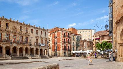 Vista de la Plaza Mayor en la ciudad medieval española de Soria