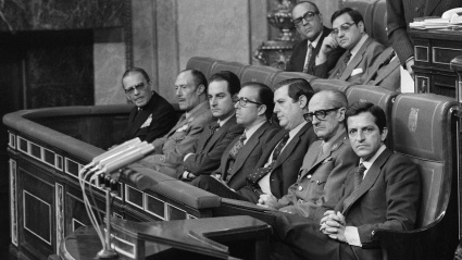 Adolfo Suárez y otros miembros del Gobierno durante la sesión en la que se debatió el proyecto de ley para la Reforma Política