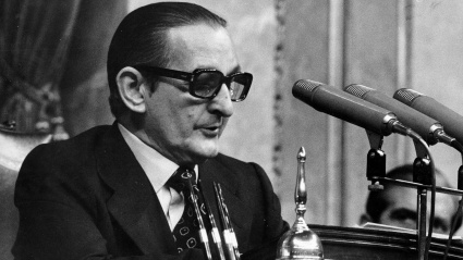 Torcuato Fernández-Miranda presidiendo una sesión en la Cámara Baja en diciembre de 1976