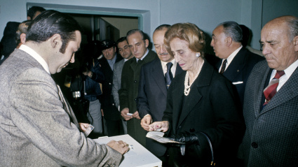 Carmen Polo, viuda de Franco, votando en el referéndum sobre la Ley para la Reforma Política