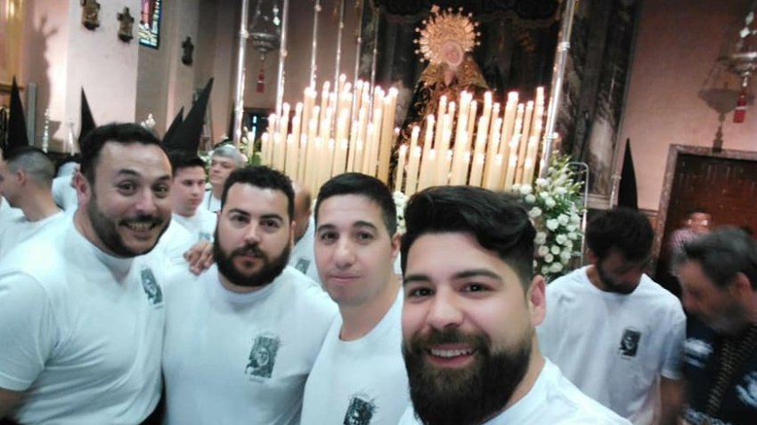 Juan Moreno, a la izquierda de la imagen, también es costalero de la Virgen de la Soledad.