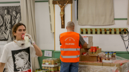 Voluntarios trabajan en la parroquia de San Juan de Dios, en la UVA de Vallecas