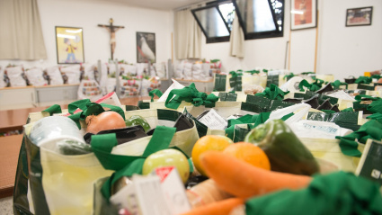 Bolsas de alimentos preparadas en el almacén de la Parroquia de San Juan de Dios, en la UVA de Vallecas