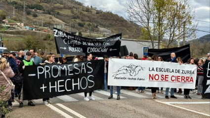 Manifestación en defensa de la Escuela Rural de Zurea
