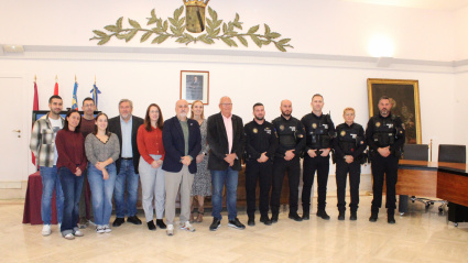 Les autoritats municipals i membres de la nova unitat policial durant l’acte de presentació a l’Ajuntament de Dénia