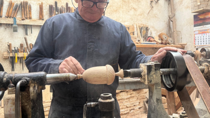 Luis Velasco, en su torno de madera