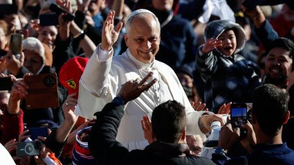 Vatican City (Vatican City State (Holy See)), 19/11/2025.- Pope Leo XIV waves to the crowd during the weekly General Audience in St. Peter's Square, Vatican City, 19 November 2025. (Papa) EFE/EPA/GIUSEPPE LAMI