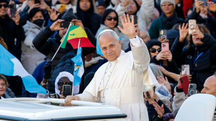 Vatican City (Vatican City State (Holy See)), 19/11/2025.- Pope Leo XIV waves to the crowd during the weekly General Audience in St. Peter's Square, Vatican City, 19 November 2025. (Papa) EFE/EPA/GIUSEPPE LAMI