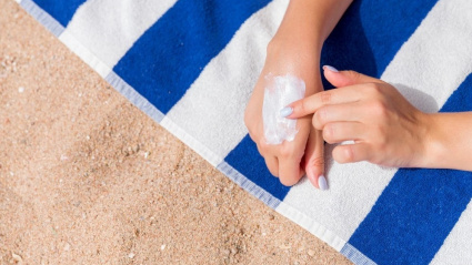 (Foto de ARCHIVO)Foto recurso donde se aprecian dos manos de una persona echándose crema solar en una toalla de rayas azules y blanca.REMITIDA / HANDOUT por UNIVERSIDAD DE SEVILLAFotografía remitida a medios de comunicación exclusivamente para ilustrar la noticia a la que hace referencia la imagen, y citando la procedencia de la imagen en la firma04/7/2025