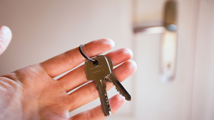 Un hombre con las llaves de la casa en la mano