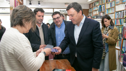 El presidente de la Diputación de A Coruña, Valentín González Formoso, prueba el bono Mercanavila en Noia