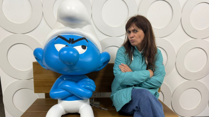 Laura Hernández junto a Pitufo Gruñón