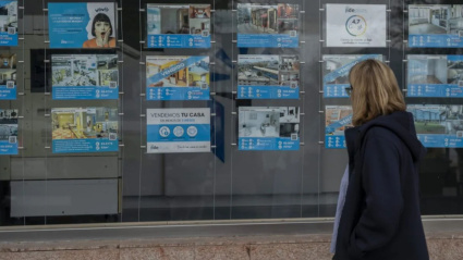 Una mujer pasa por delante de una inmobiliaria, en una imagen de archivo.