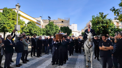 Comitiva tras el funeral de Álvaro Domecq Romero